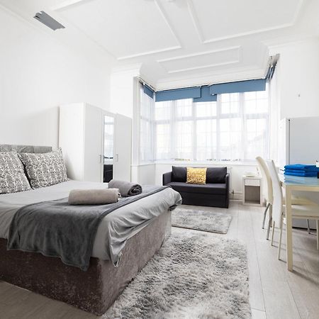 Bright Studio On Golders Green Road لندن المظهر الخارجي الصورة